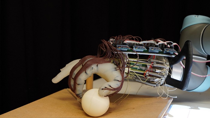 Energy-efficient robot hand learns how not to drop the ball
